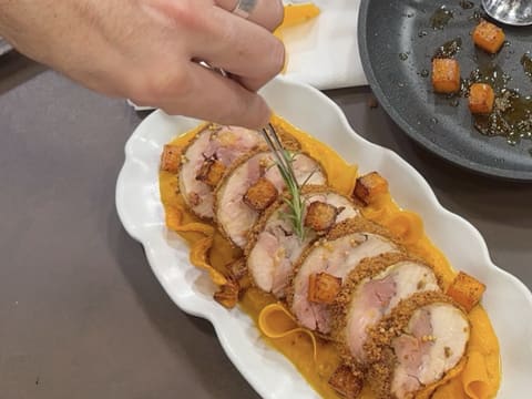 Suprême de volaille de Noël en croûte de pain d'épices, déclinaison autour de la courge, sauce Périgueux à la truffe noire - 155