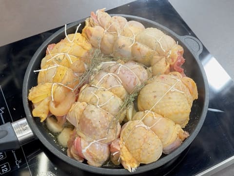 Suprême de volaille de Noël en croûte de pain d'épices, déclinaison autour de la courge, sauce Périgueux à la truffe noire - 45