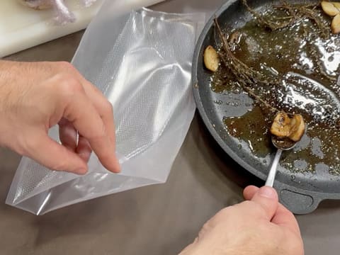 Suprême de volaille de Noël en croûte de pain d'épices, déclinaison autour de la courge, sauce Périgueux à la truffe noire - 54