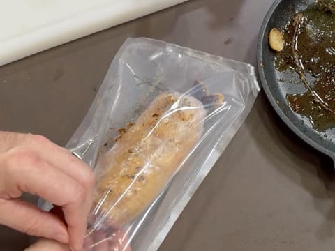 Suprême de volaille de Noël en croûte de pain d'épices, déclinaison autour de la courge, sauce Périgueux à la truffe noire - 55