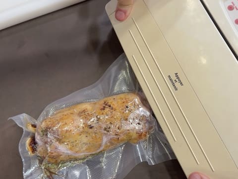 Suprême de volaille de Noël en croûte de pain d'épices, déclinaison autour de la courge, sauce Périgueux à la truffe noire - 56