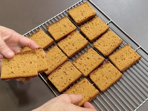 Suprême de volaille de Noël en croûte de pain d'épices, déclinaison autour de la courge, sauce Périgueux à la truffe noire - 63