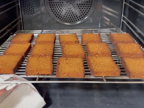 Suprême de volaille de Noël en croûte de pain d'épices, déclinaison autour de la courge, sauce Périgueux à la truffe noire - 65