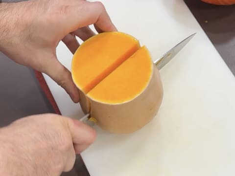 Suprême de volaille de Noël en croûte de pain d'épices, déclinaison autour de la courge, sauce Périgueux à la truffe noire - 72