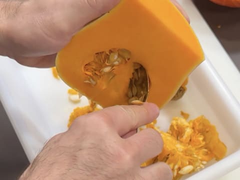 Suprême de volaille de Noël en croûte de pain d'épices, déclinaison autour de la courge, sauce Périgueux à la truffe noire - 73