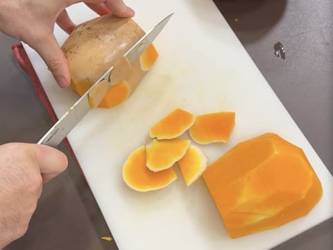 Suprême de volaille de Noël en croûte de pain d'épices, déclinaison autour de la courge, sauce Périgueux à la truffe noire - 74