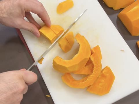 Suprême de volaille de Noël en croûte de pain d'épices, déclinaison autour de la courge, sauce Périgueux à la truffe noire - 77