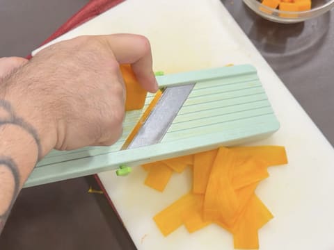 Suprême de volaille de Noël en croûte de pain d'épices, déclinaison autour de la courge, sauce Périgueux à la truffe noire - 80