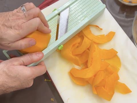 Suprême de volaille de Noël en croûte de pain d'épices, déclinaison autour de la courge, sauce Périgueux à la truffe noire - 81