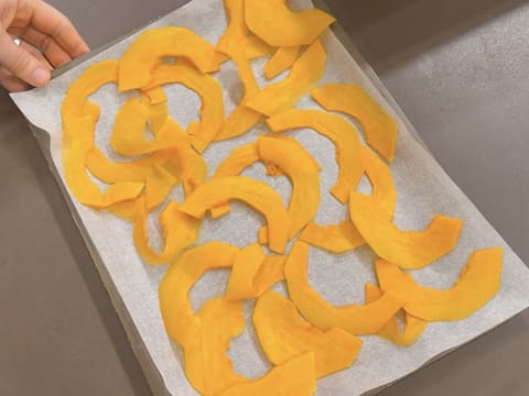 Suprême de volaille de Noël en croûte de pain d'épices, déclinaison autour de la courge, sauce Périgueux à la truffe noire - 84