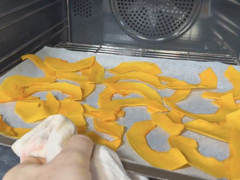 Suprême de volaille de Noël en croûte de pain d'épices, déclinaison autour de la courge, sauce Périgueux à la truffe noire - 86