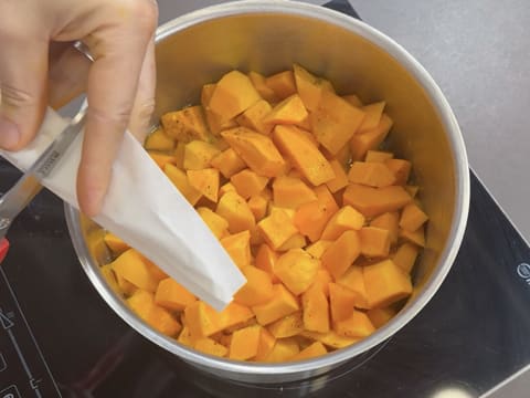 Suprême de volaille de Noël en croûte de pain d'épices, déclinaison autour de la courge, sauce Périgueux à la truffe noire - 90