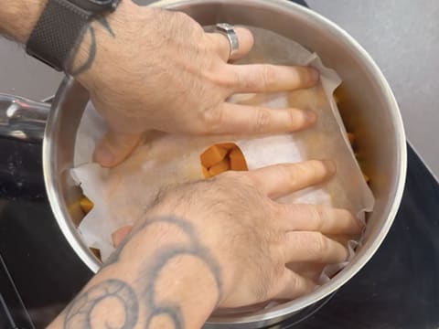 Suprême de volaille de Noël en croûte de pain d'épices, déclinaison autour de la courge, sauce Périgueux à la truffe noire - 91