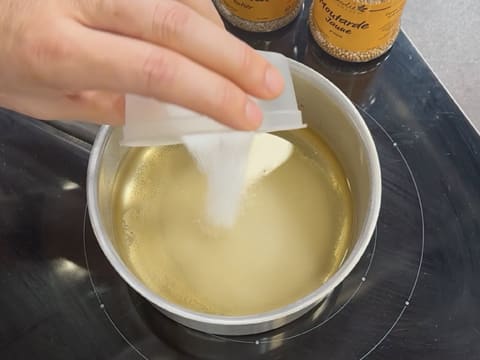 Suprême de volaille de Noël en croûte de pain d'épices, déclinaison autour de la courge, sauce Périgueux à la truffe noire - 95