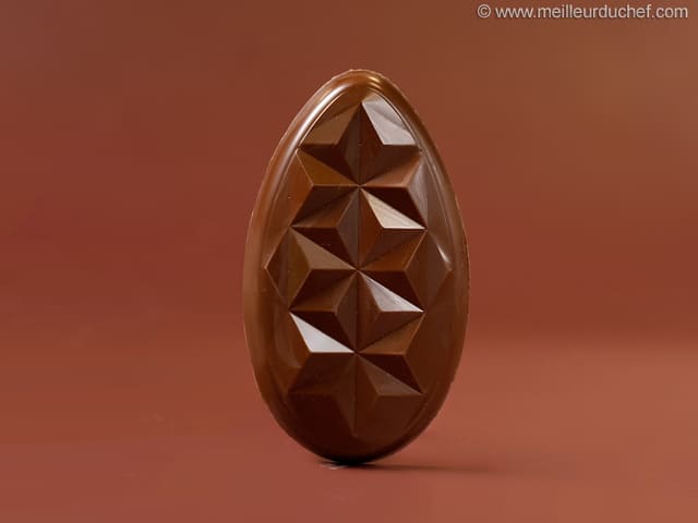 Tablette de Pâques au chocolat au lait, cœur lait & éclats de noisettes croquantes