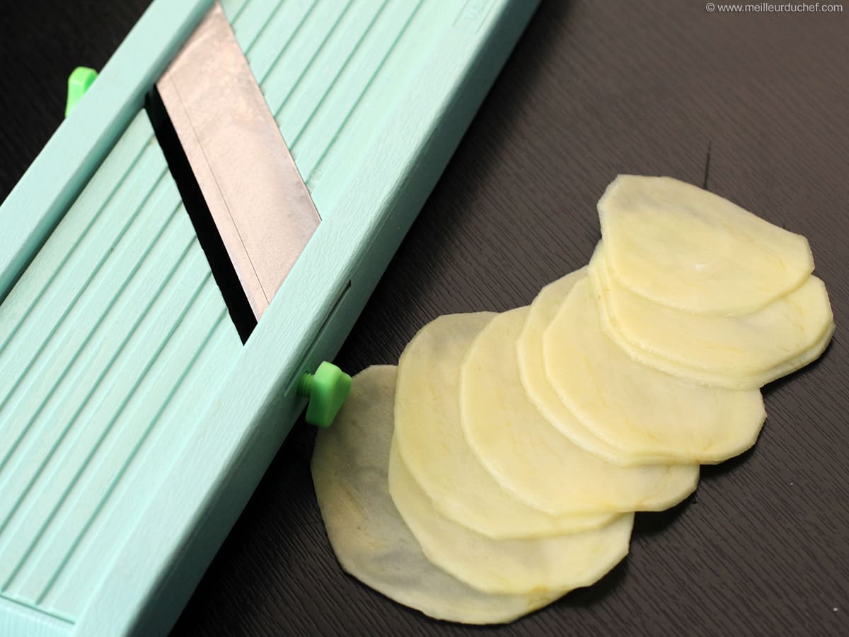 Couper Les Pommes Fraîches En Dés à La Main Sur Une Planche à