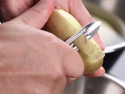 Couper Les Pommes De Terre En Morceaux Banque D'Images et Photos