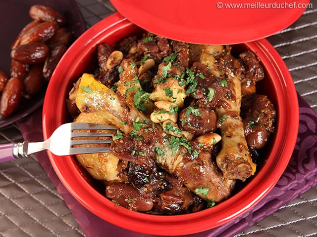 Tajine de poulet aux pruneaux et aux dattes