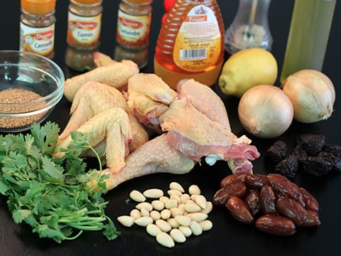 Tajine de poulet aux pruneaux et aux dattes - 1