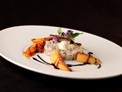 Tartare de dorade, crème glacée à la moutarde de meaux, melon poêlé