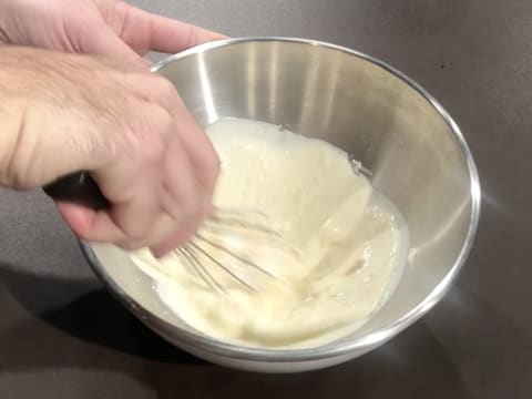 Mélange au fouet de la préparation à base de fromage blanc dans le cul de poule