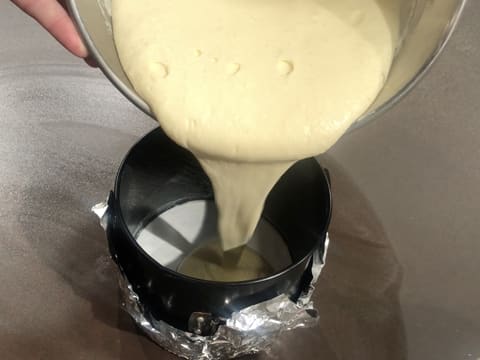 L'appareil au fromage blanc est versé dans le moule à charnière à fond amovible