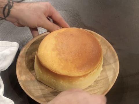 Le gâteau est retourné sur le plat de présentation 