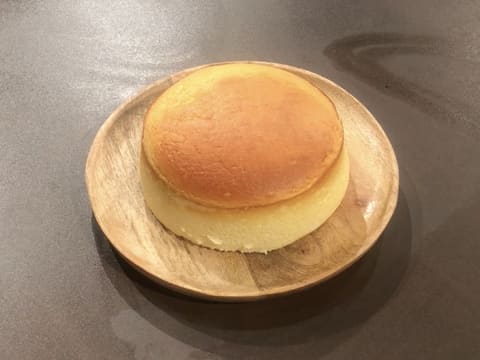 Obtention du cheesecake japonais extra léger sur son plat de service