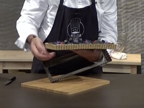 Le cadre du moule à tarte cannelé et rectangulaire est retiré par le bas