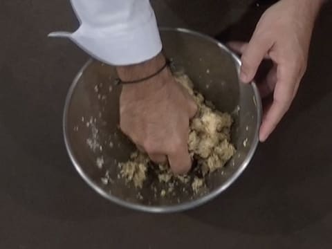 Malaxage de la pâte au Muesli obtenue dans le cul de poule