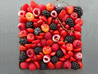 Tarte aux fruits rouges sur son sablé Breton et sa crème d'amandes