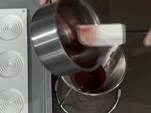 La préparation aux fruits rouges est versée dans un entonnoir à piston