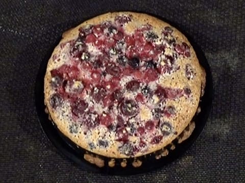 Vue de dessus de la tarte cuite qui se trouve sur la toile de cuisson en silicone