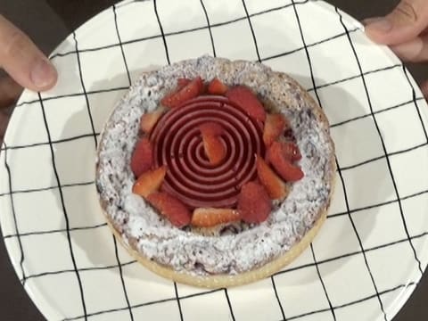 Obtention de la tarte de fruits rouges avec un croustillant praliné sur son plat de présentation