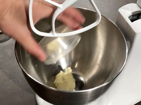 Le beurre pommade est versé dans la cuve du batteur qui est muni de l'accessoire feuille