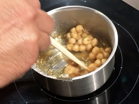 Cuisson des noisettes dans le caramel dans la casserole