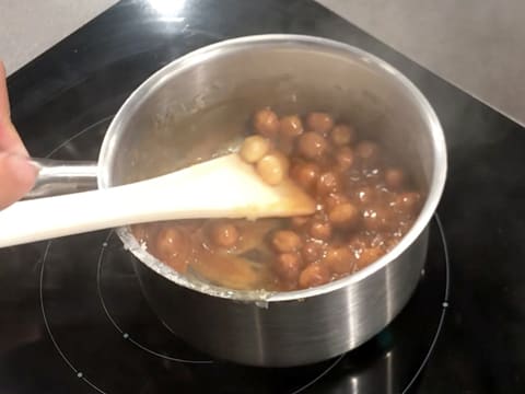 Obtention des noisettes caramélisées dans la casserole