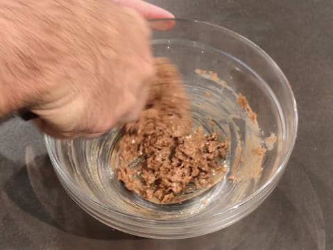 Mélange de tous les ingrédients dans le bol en verre avec la spatule maryse