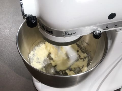 Le beurre pommade et le sucre glace sont crémés dans la cuve du batteur avec l'accessoire feuille