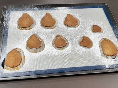 Obtention de chips de poire cuits et dorés sur le tapis de cuisson en silicone