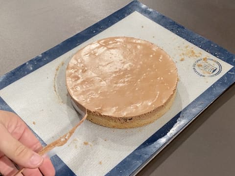 Le ruban rhodoïde qui se trouve tout autour de la tarte poire, chocolat et noix de pécan est retiré 