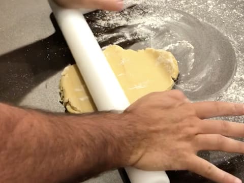 Abaisse de la pâte au rouleau à pâtisserie