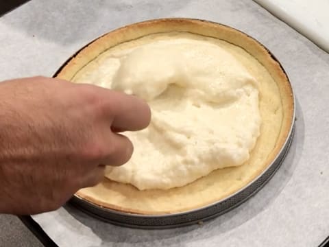 Remplissage du fond de pâte avec la crème