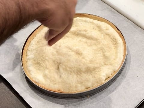 Ajout de la poudre d'amandes sur la crème