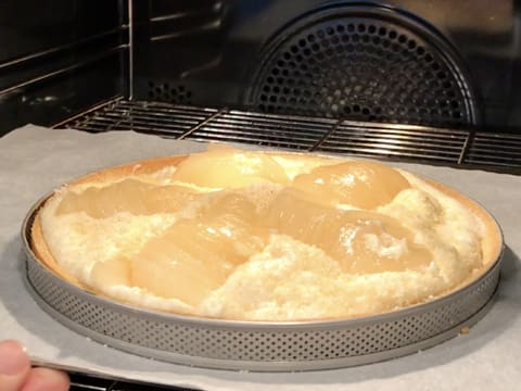 Cuisson de la tarte aux poires dans le four