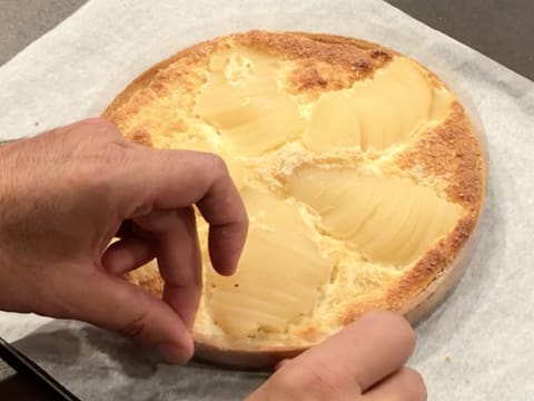 Dépose de la bande rhodoïde autour de la tarte