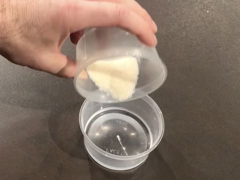 Gélatine en poudre versée dans eau
