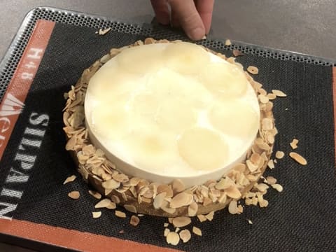 Amandes effilées appliquées autour de la mousse