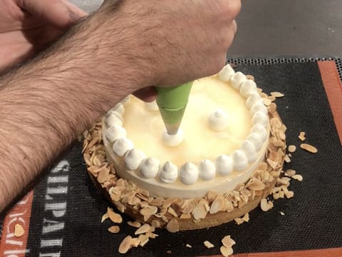 Pochage crème montée sur tarte