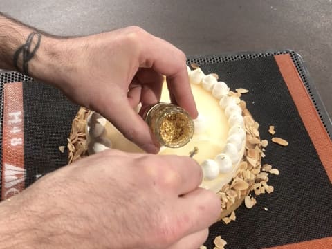 Paillettes d'or déposées sur tarte